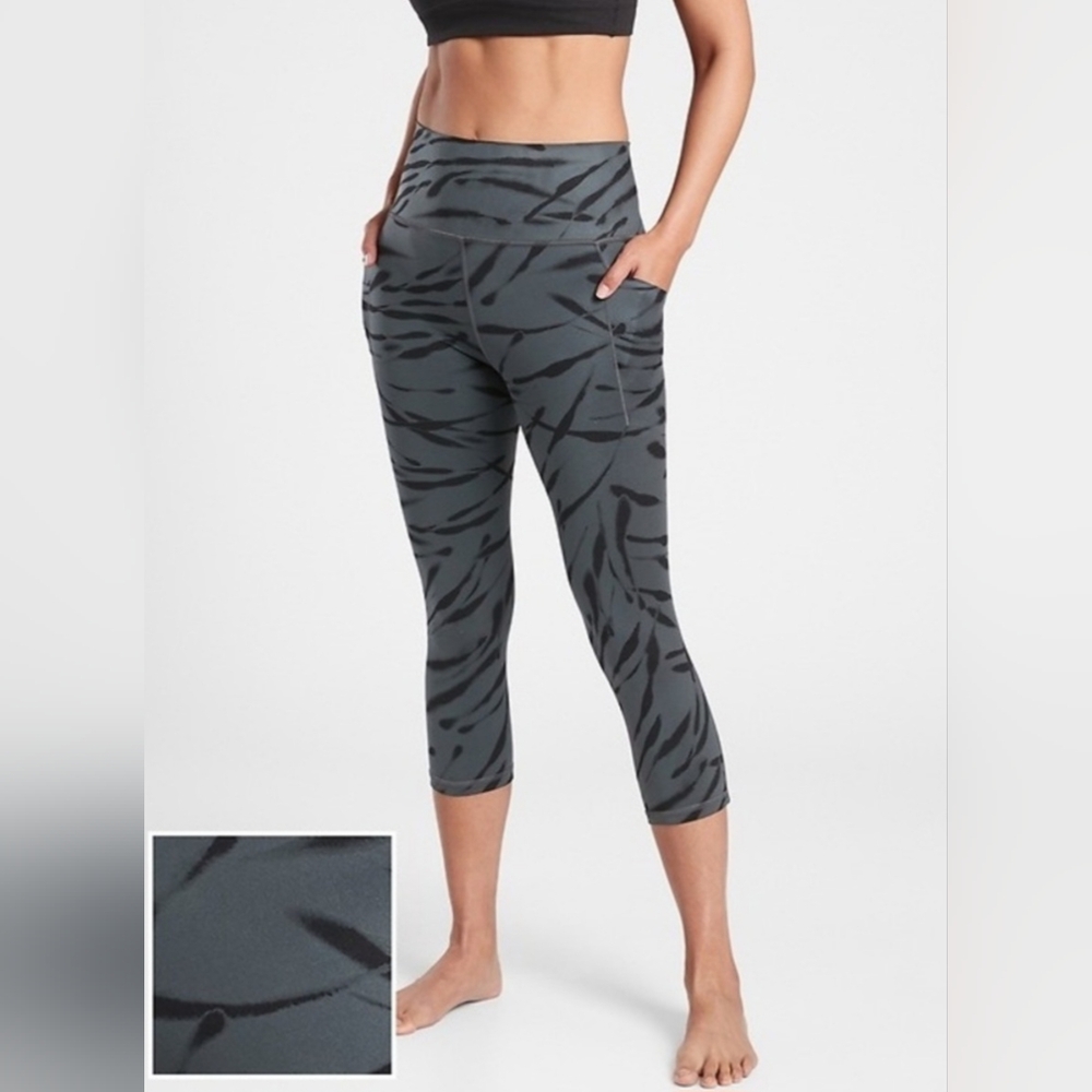 Athleta Salutation Stash Pocket Printed Capri Legging XST Zebra Anthracite Grey
